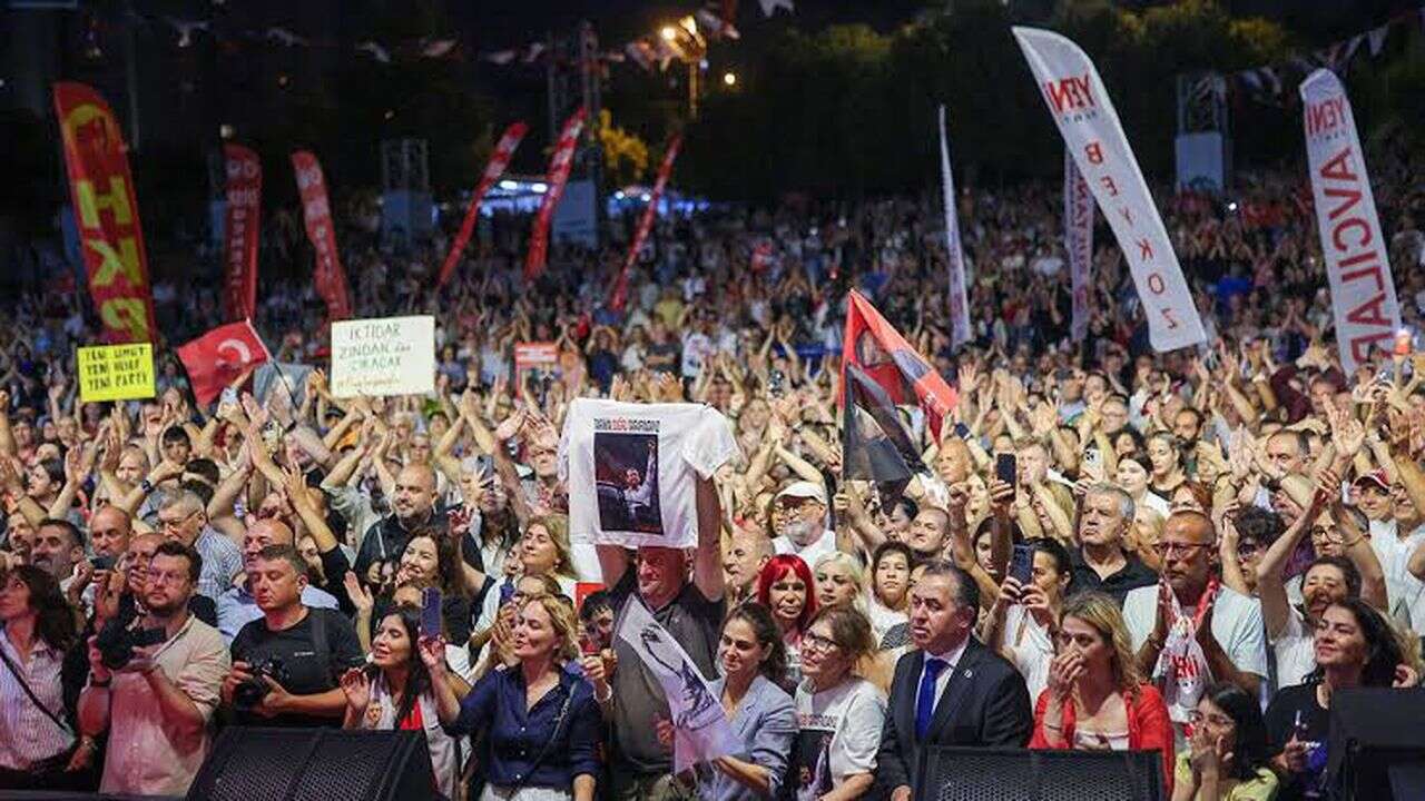 Çekmeköy’de YENİ Parti yürüyüşü: Özgür Çelik’ten belediyeler ve transferler üzerinden sert mesaj