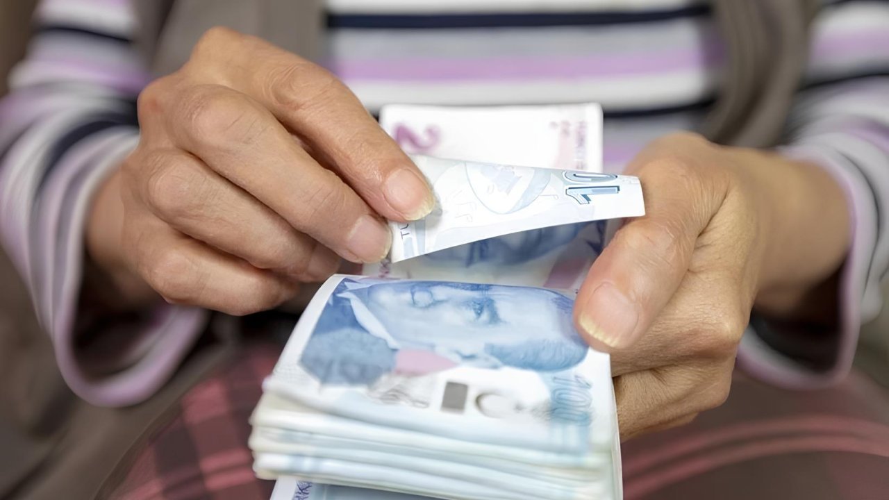 SGK Uzmanı Özgür Erdursun uyardı: Bu tarihten sonra sigortalı olan emeklinin maaşı kesilecek