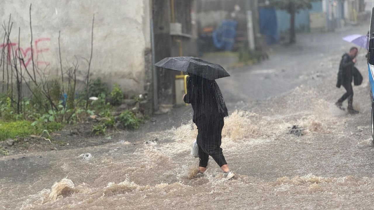 AKOM'dan İstanbul'a kuvvetli sağanak ve dolu alarmı! Saat verildi, hafta sonu sıcaklık düşecek