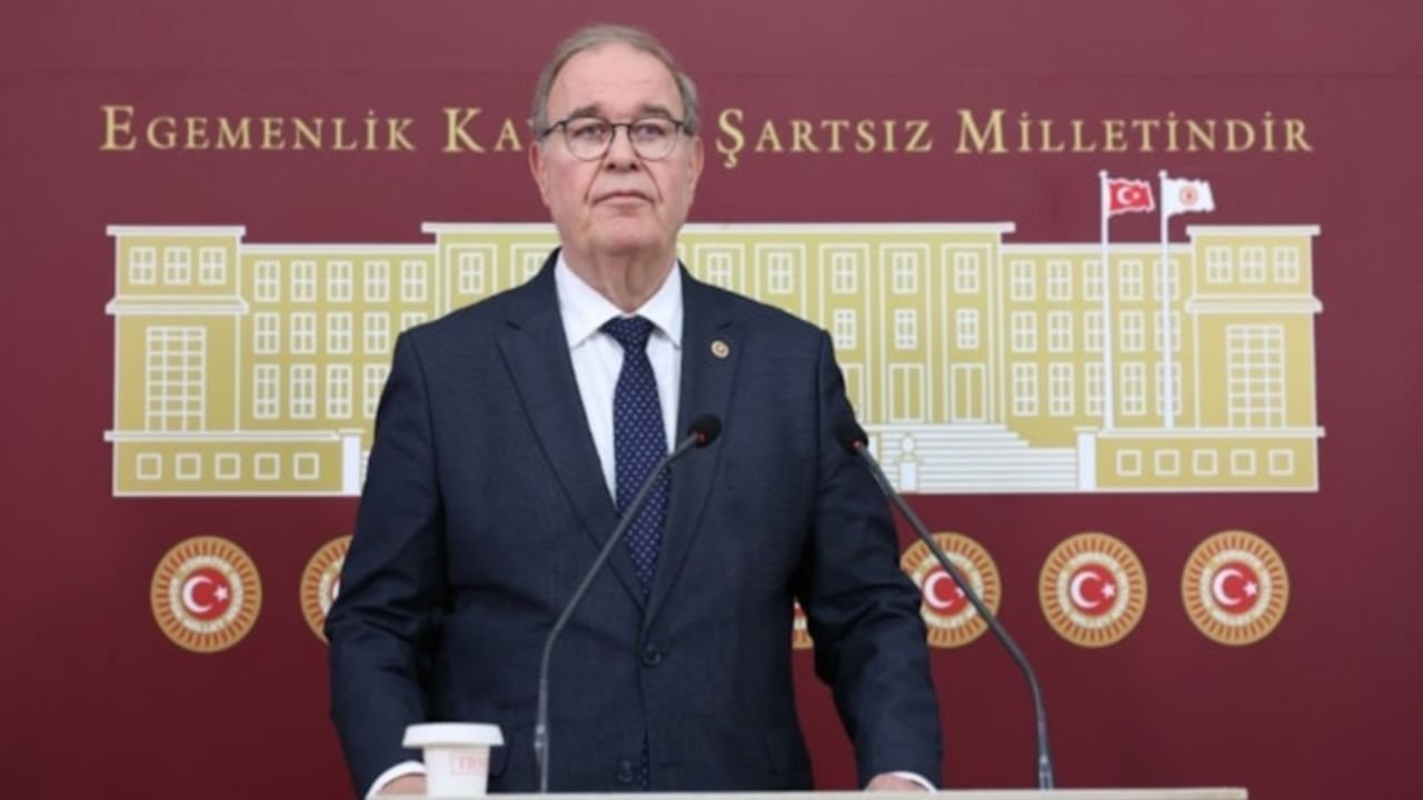 Faik Öztrak'tan CHP Yönetimine Sert Çıkış: “Makamlarından Vazgeçmeyenler Var”